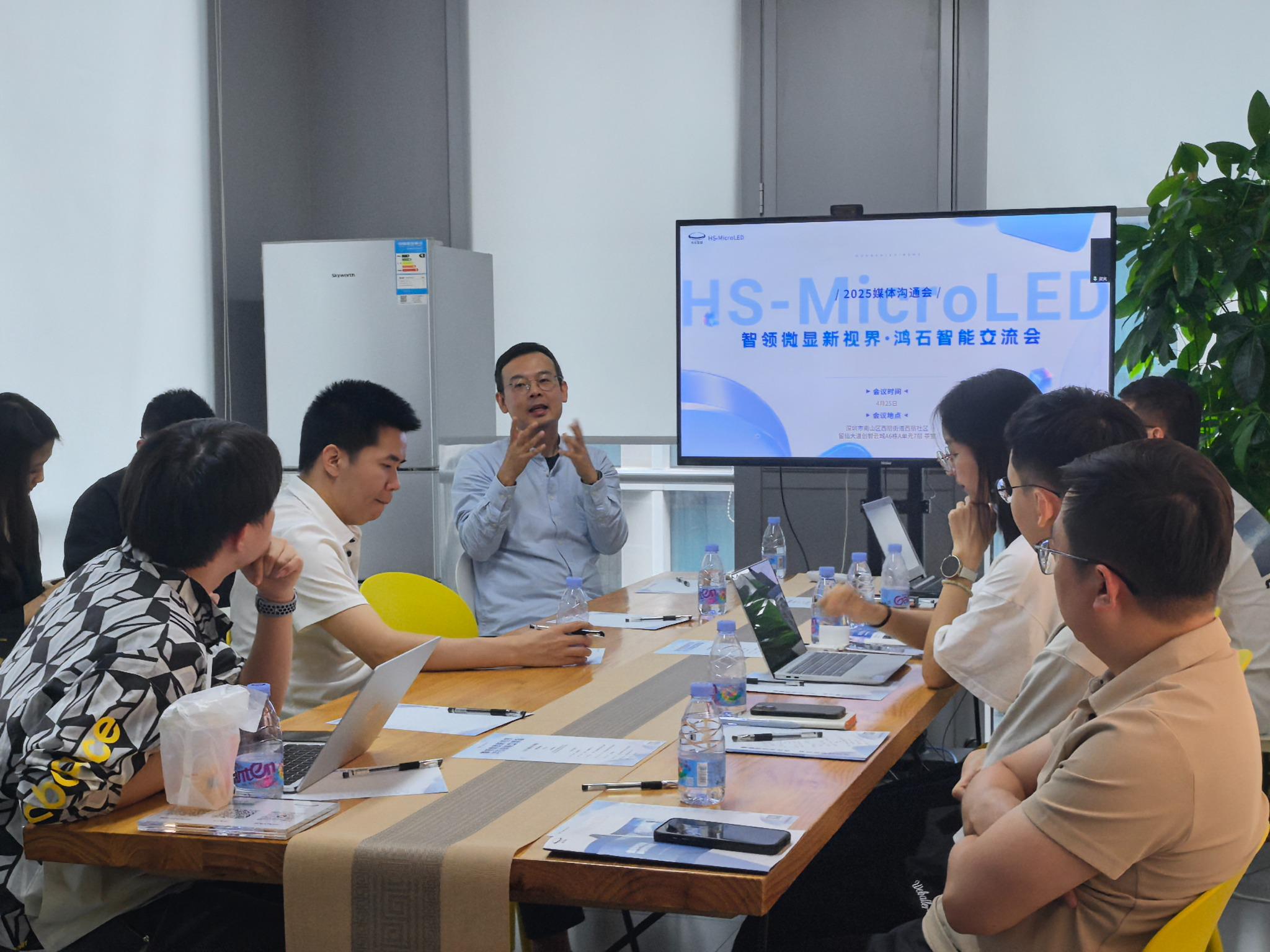 鸿石智能豪赌MicroLED：8英寸硅基突围，单片全彩是坦途还是地狱？