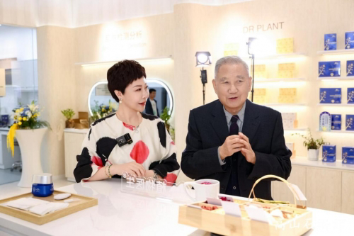 植物醫生集團副總裁Julie女士(左)，中國民族植物學創始人、植物醫生首席科學家裴盛基(右)